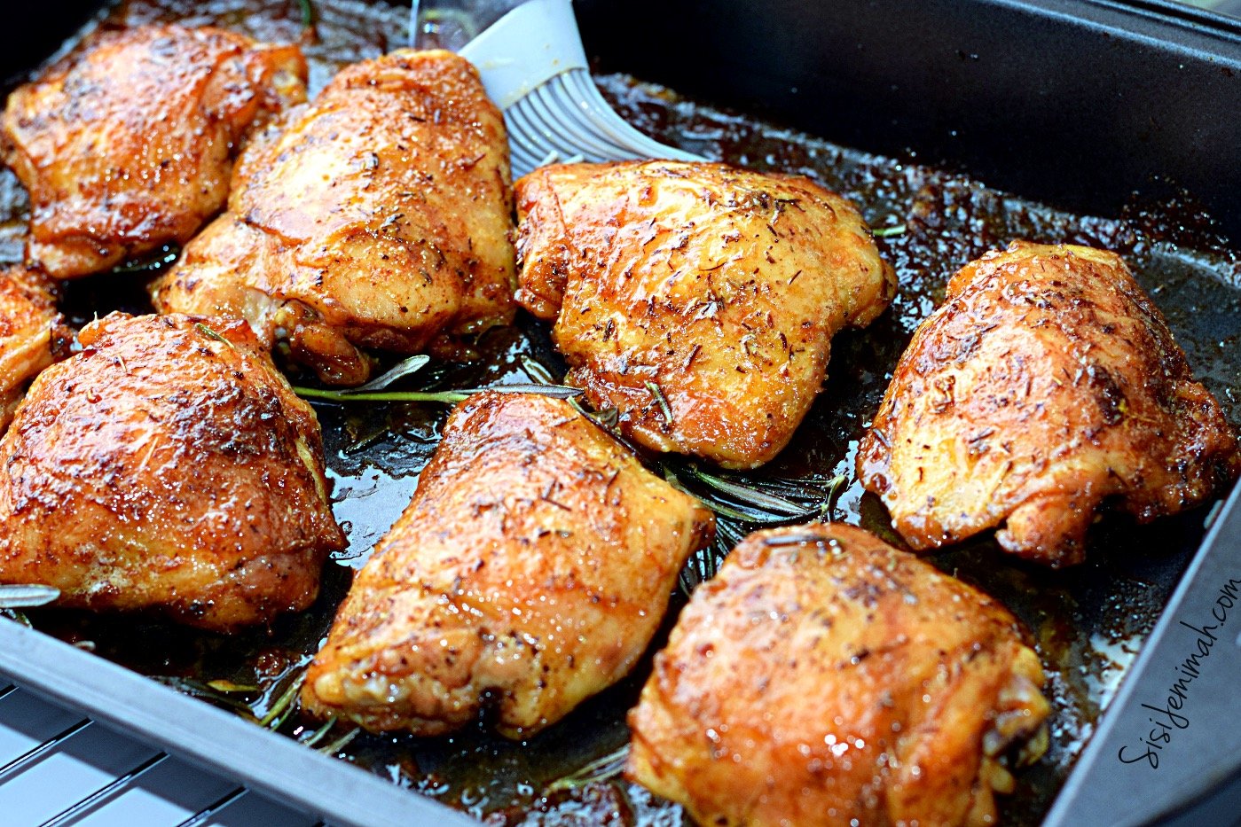 Рецепты из готовой курицы. Куриные бедрышки запеченные. Куриные бедра в духовке. Куриные бедра в духовк. Бедро жареное.